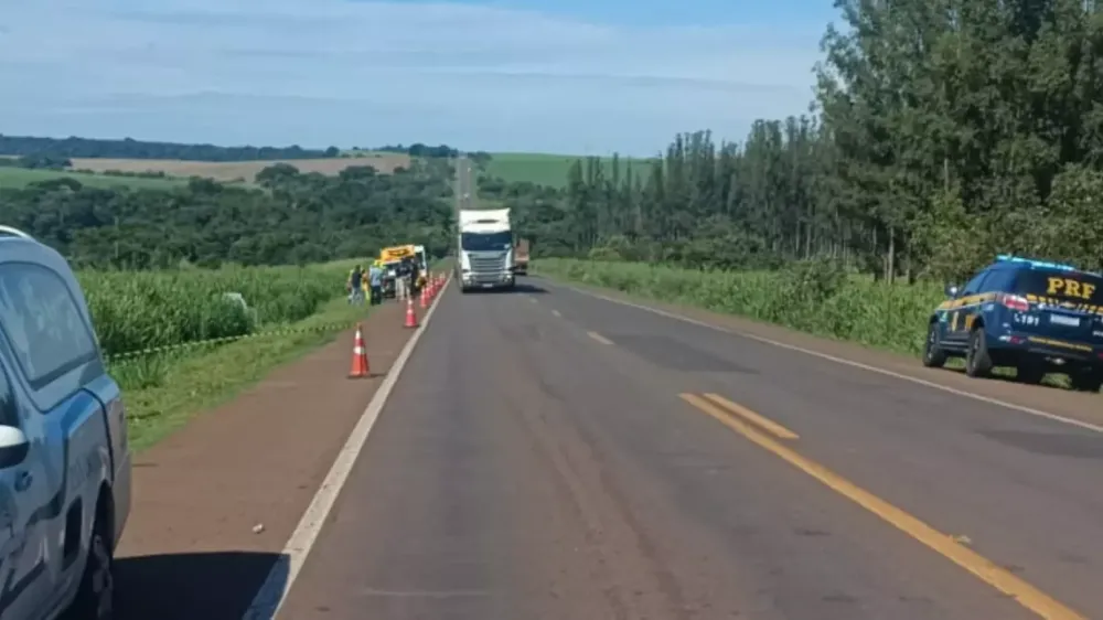 Hilux bate na traseira de caminhão e mulher morre na BR-163