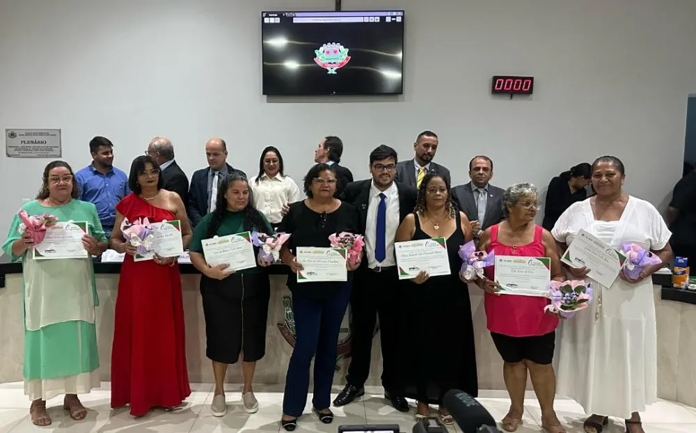 Câmara Municipal de Rio Verde homenageia servidoras da limpeza e servidor da Secretaria de Desenvolvimento em sessão noturna