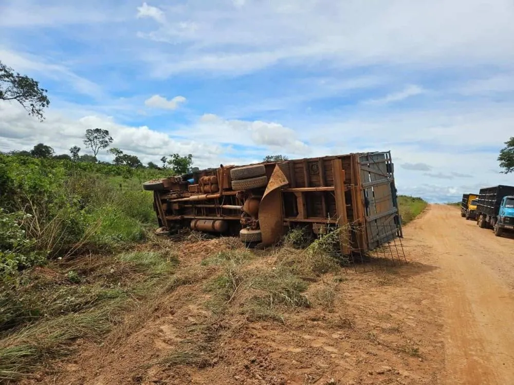 Caminhão tomba na MS-142 e deixa uma pessoa morta e outra ferida em São Gabriel do Oeste