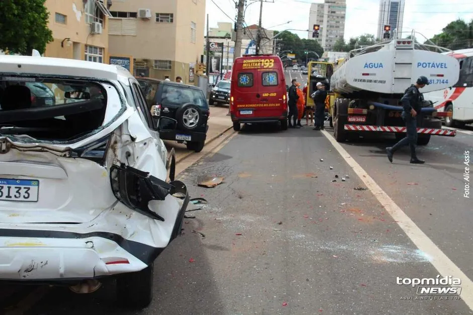 Caminhão perde freio e faz 'strike' em seis carros na Rui Barbosa