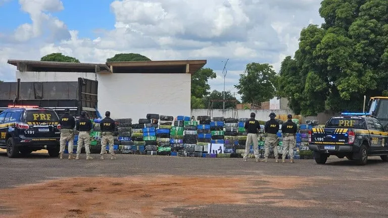 Polícia apreende 4,5 toneladas de maconha e fuzil escondidos em carga de soja
