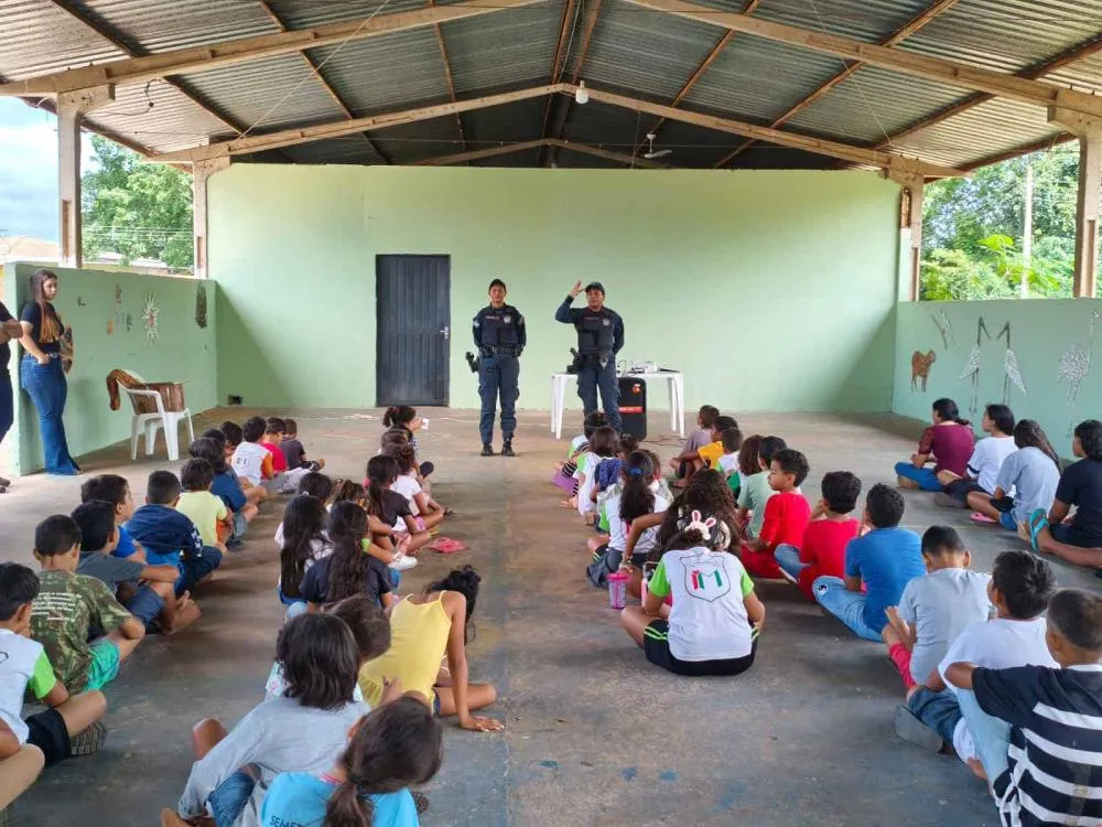 Carreira policial é tema de visita ao Instituto Mirim de Rio Verde
