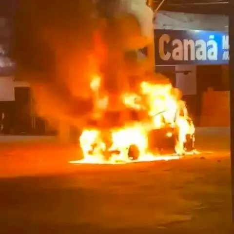 Dourados: Carro fica completamente destruído ao pegar fogo em cruzamento