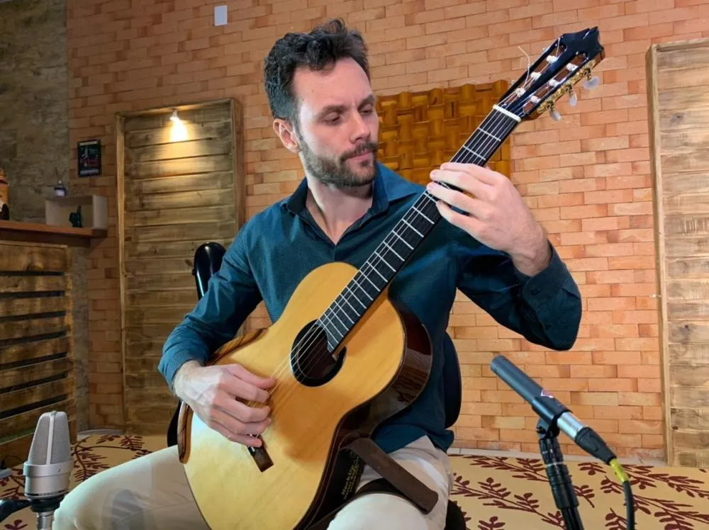 Músico leva concertos didáticos de violão para São Gabriel do Oeste