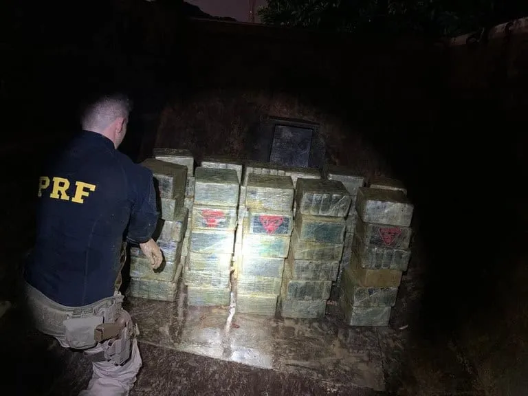 Compartimento oculto em caminhão levava 360 Kg de cocaína em MS