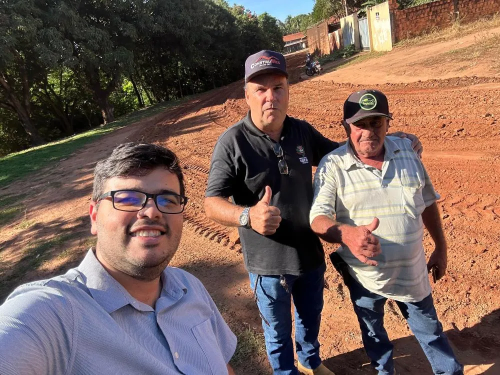 Vereador Yhgor Chagas acompanha o início da recuperação de diversas ruas sem asfalto em Rio Verde. 