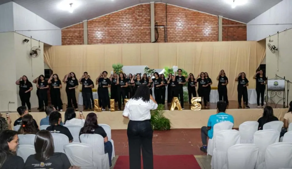 Prefeitura de São Gabriel do Oeste entrega certificados a 125 alunos formados em Libras